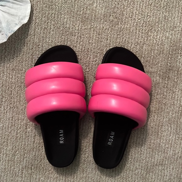 ROAM Shoes - Pink ROAM size womens 7-8
